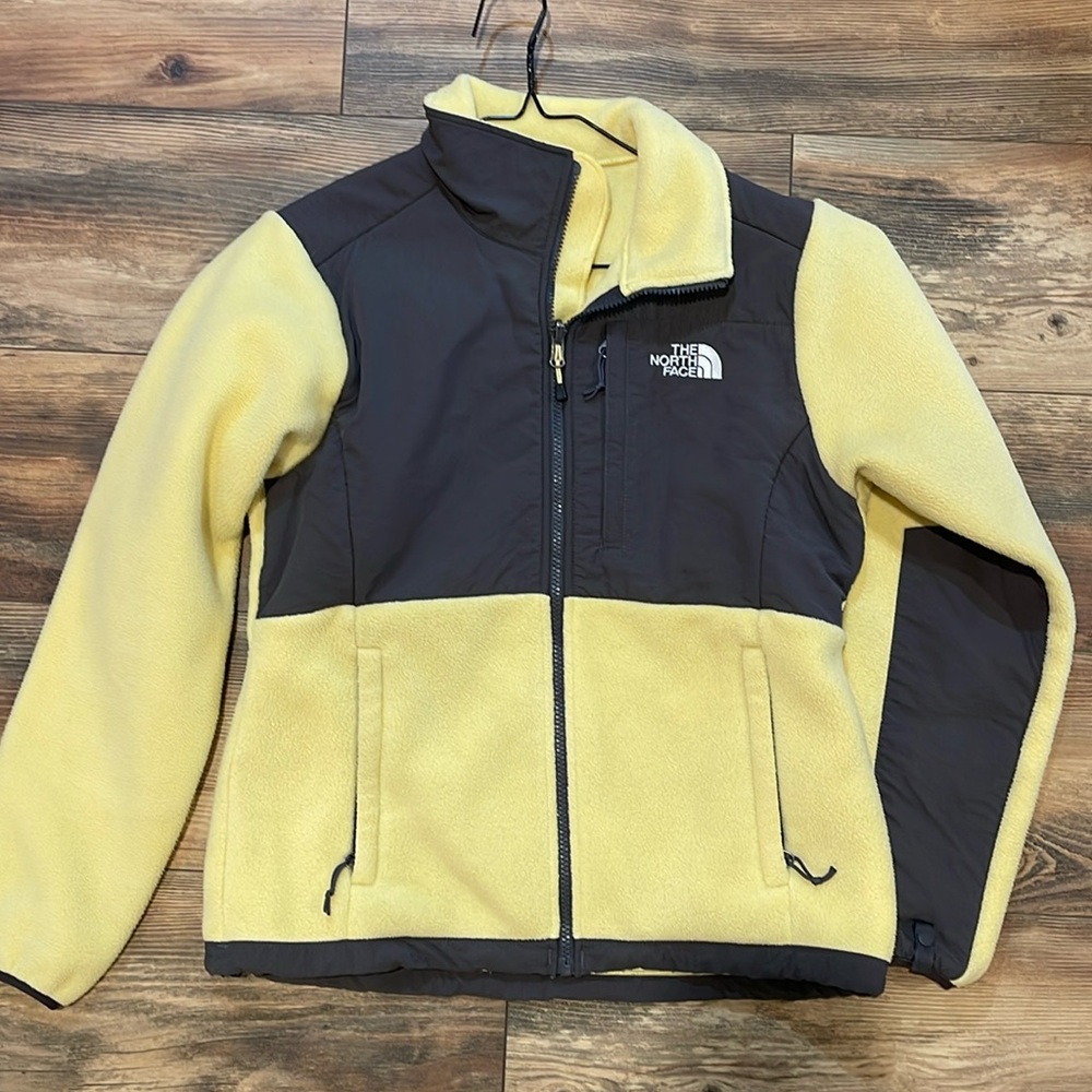 Women’s Small Under Armour Zip Up